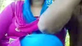 Putana ඇගේ දණහිස මත තබා කුකුළා උරා.