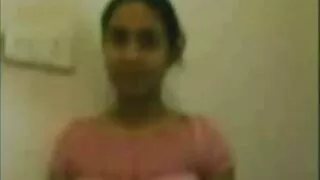 ජෙසී සාන්ත ඇගේ සමනල හැඩැති පුසාට කෙල වෙනවා.