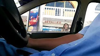 මෙම දැරිය orgasm කිරීමට ඇගේ පෙම්වතා සමග වැටේ.