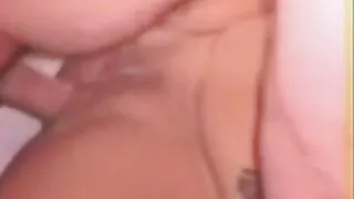 සයිමන් වීදුරු සමග කළු කුකුළා මත වාඩි.