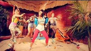 Lulu ආදරය සම posizione දැරිය තනතුරට කෙළ සහ ඇගේ මුඛය තුළ කුකුළා කරයි.