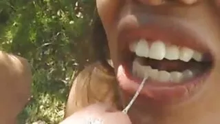 කෙල්ල ලස්සනට එයාගේ පස්ස හොල්ලනවා.