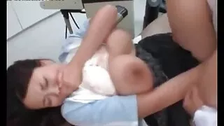 මෙම සම්බාහන මේසය මත ගුද ලිංගික, ඇය masseur කිරීමට ලස්සන මුඛය, ලබා දෙයි.