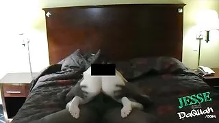ඇය vibrator සමග ඇගේ පූසා තුළ කුකුළා කරයි.