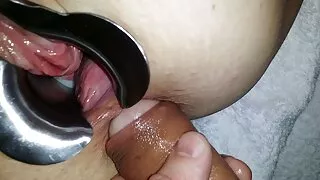 කෙල්ල සින්ක් එකේ චූ කරලා.
