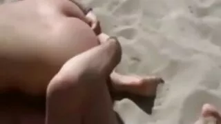 ඇය පළමු ලිංගික තරුණයෙකුට ලබා දෙයි.