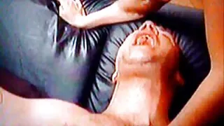 ගණිකාව මිතුරෙකු සමඟ ඡායාරූපයට පිවිසෙයි.